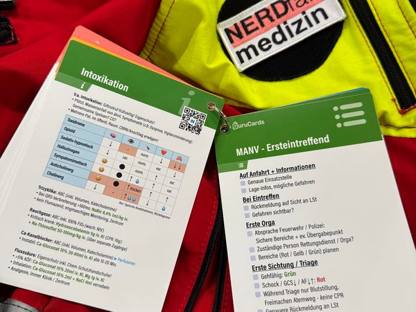 Gurucards im Einsatz - MANV Checkliste, Intoxikation Details (hier beispielhafte Fixierung mit Buchring, nicht inkludiert)