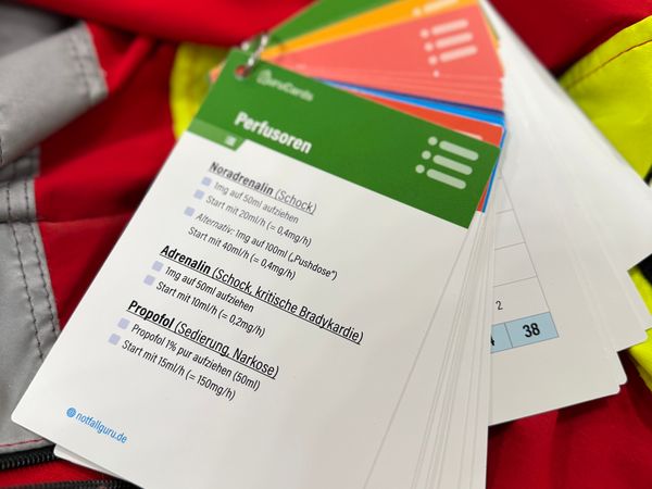 Gurucards im Einsatz - Wichtigste Perfusoren Checkliste (hier beispielhafte Fixierung mit Schlüsselring, nicht inkludiert)