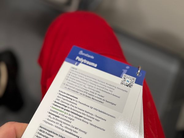 Gurucards im Einsatz - Polytrauma Detailseite (hier beispielhafte Fixierung mit Buchring, nicht inkludiert)