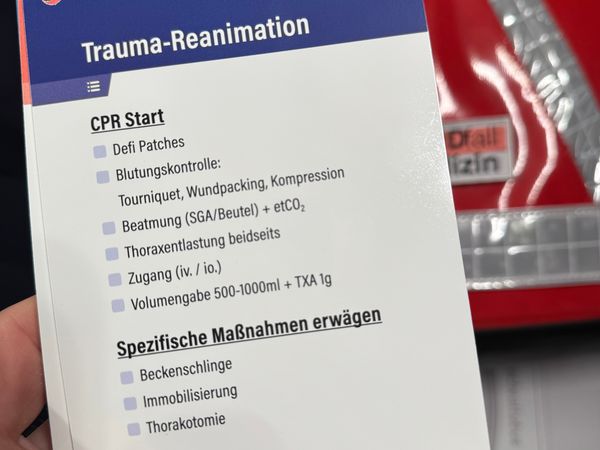 Gurucards im Einsatz - Polytrauma Checkliste (hier beispielhafte Fixierung mit Schlüsselring, nicht inkludiert)
